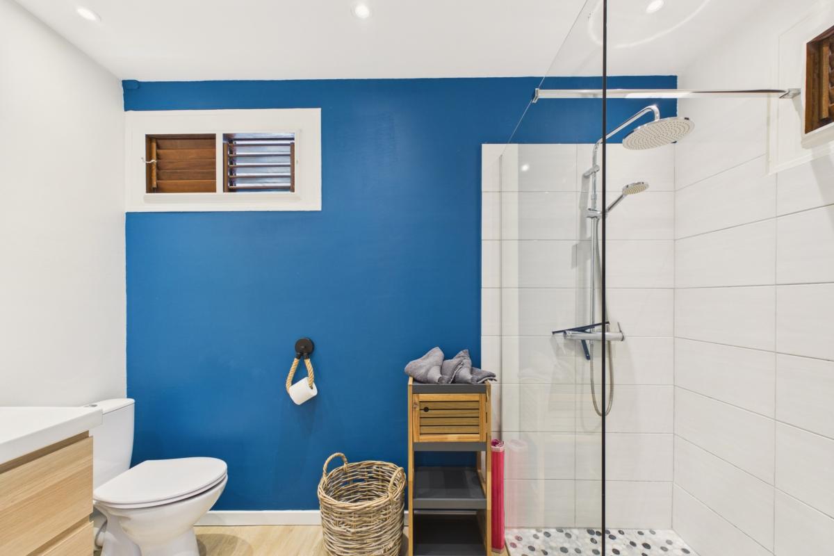piscine-4 chambres-villa-sainte-luce-8-personnes - salle de douche suite bis